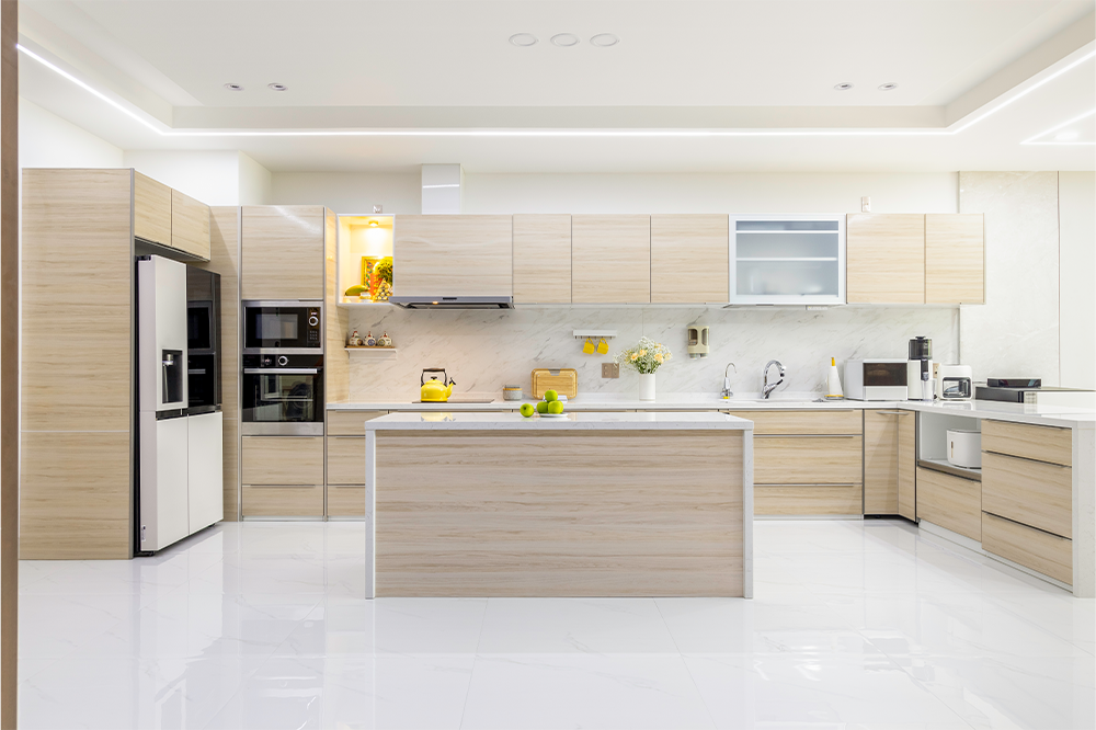 Không gian bếp hiện đại sử dụng Tấm Ốp Tường Bếp Emawall phía sau bếp nấu