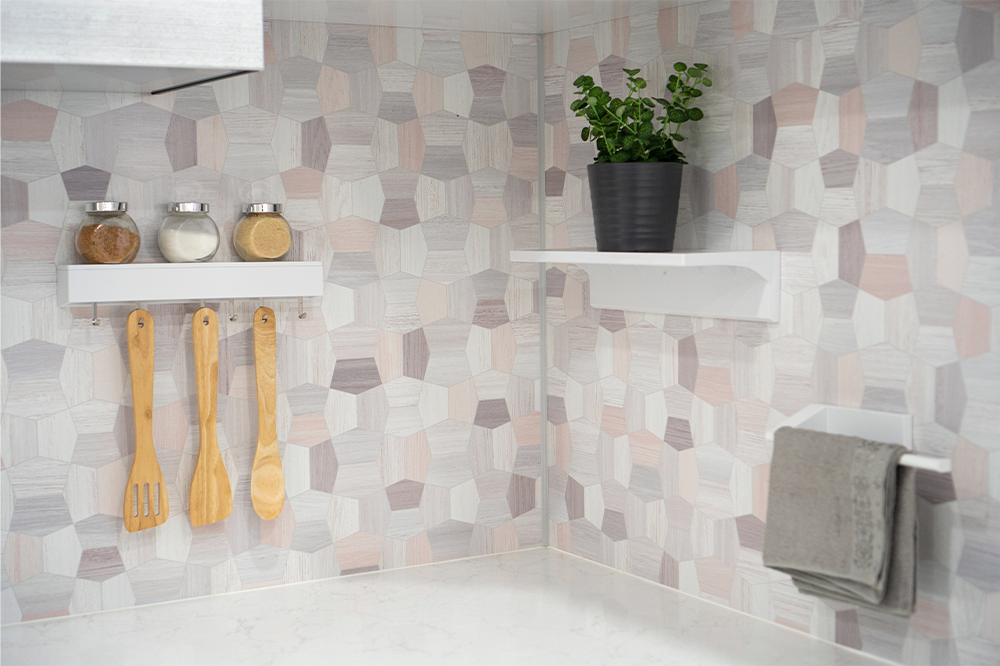Tấm ốp tường bếp Emawall duy trì được màu sắc như ngày đầu lắp đặt