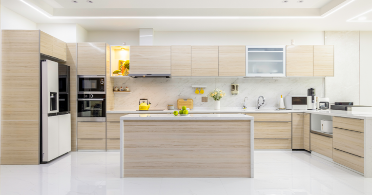 Không gian bếp hiện đại sử dụng Tấm Ốp Tường Bếp Emawall phía sau bếp nấu