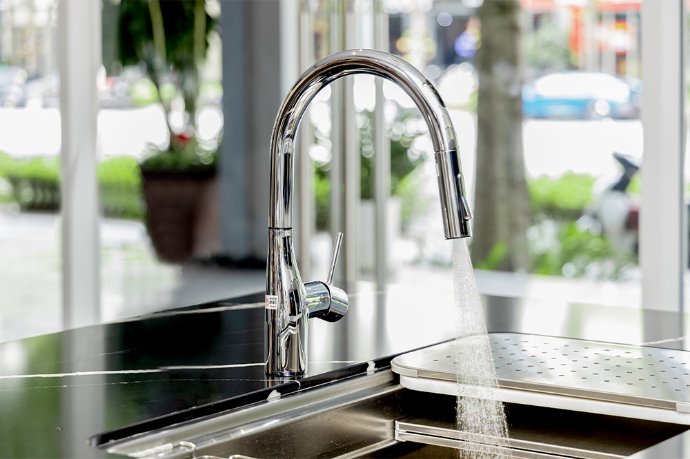 Vòi nước KVK tích hợp công nghệ cần gạt e-Lever giúp kiểm soát nhiệt độ nước chính xác và tiết kiệm điện năng.