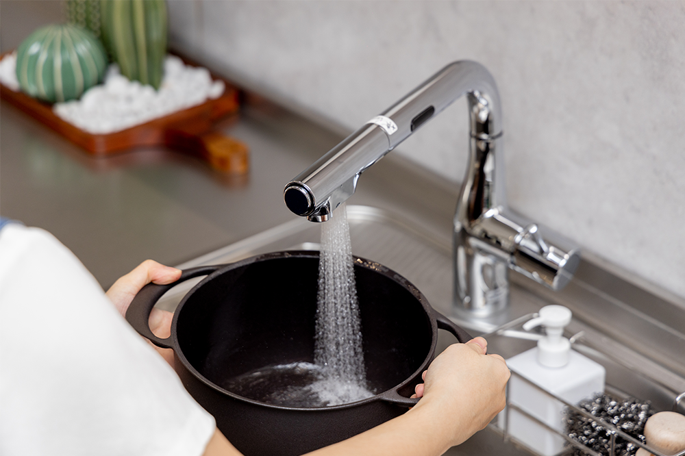 Vòi rửa bát KVK sử dụng hợp kim đồng thau không chì giúp đảm bảo nguồn nước sạch và an toàn cho sinh hoạt hằng ngày.